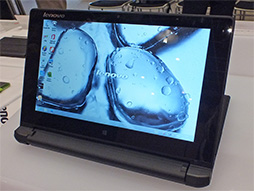 画像ギャラリー No.010のサムネイル画像 / Lenovo，持たずに使えるスタンド付きAndroidタブレット「YOGA TABLET」を発表。国内展開予定のゲーマー向けPCもちら見せ
