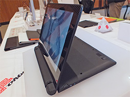 画像ギャラリー No.011のサムネイル画像 / Lenovo，持たずに使えるスタンド付きAndroidタブレット「YOGA TABLET」を発表。国内展開予定のゲーマー向けPCもちら見せ