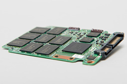 画像ギャラリー No.031のサムネイル画像 / Intelの新しいPC向けSSD「SSD 730」を試す。データセンター向けSSDをPC向けにチューンしたモデルは，日常的な用途で速かった