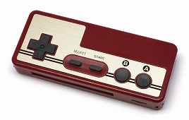 画像ギャラリー No.002のサムネイル画像 / ファミコンのゲームパッドをモチーフにしたモバイルバッテリーが発売。microSDカードリーダー付き