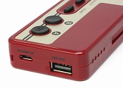 画像ギャラリー No.004のサムネイル画像 / ファミコンのゲームパッドをモチーフにしたモバイルバッテリーが発売。microSDカードリーダー付き