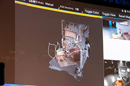 画像ギャラリー No.008のサムネイル画像 / ゲーム用途にも広がる3Dカメラ技術「RealSense」や，話題の高速メモリ「3D XPoint」によるSSDのデモが披露されたIDF 2015 基調講演レポート