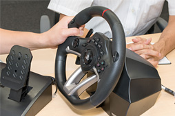画像ギャラリー No.006のサムネイル画像 / HORIのステアリングコントローラ「Racing Wheel Apex」はリアルさではなく，プレイしやすさを追求。開発者に特徴を聞く