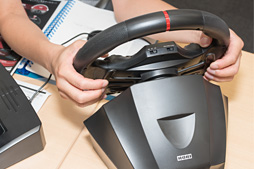 画像ギャラリー No.007のサムネイル画像 / HORIのステアリングコントローラ「Racing Wheel Apex」はリアルさではなく，プレイしやすさを追求。開発者に特徴を聞く