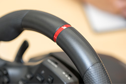 画像ギャラリー No.008のサムネイル画像 / HORIのステアリングコントローラ「Racing Wheel Apex」はリアルさではなく，プレイしやすさを追求。開発者に特徴を聞く