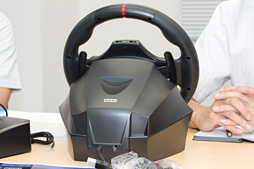 画像ギャラリー No.009のサムネイル画像 / HORIのステアリングコントローラ「Racing Wheel Apex」はリアルさではなく，プレイしやすさを追求。開発者に特徴を聞く