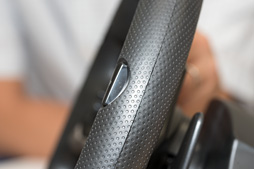 画像ギャラリー No.013のサムネイル画像 / HORIのステアリングコントローラ「Racing Wheel Apex」はリアルさではなく，プレイしやすさを追求。開発者に特徴を聞く