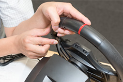 画像ギャラリー No.014のサムネイル画像 / HORIのステアリングコントローラ「Racing Wheel Apex」はリアルさではなく，プレイしやすさを追求。開発者に特徴を聞く