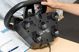 画像ギャラリー No.016のサムネイル画像 / HORIのステアリングコントローラ「Racing Wheel Apex」はリアルさではなく，プレイしやすさを追求。開発者に特徴を聞く