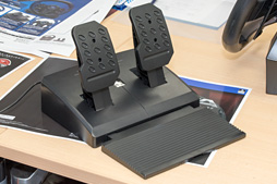 画像ギャラリー No.017のサムネイル画像 / HORIのステアリングコントローラ「Racing Wheel Apex」はリアルさではなく，プレイしやすさを追求。開発者に特徴を聞く