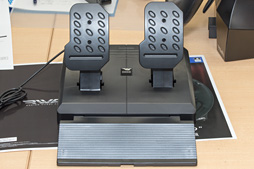 画像ギャラリー No.019のサムネイル画像 / HORIのステアリングコントローラ「Racing Wheel Apex」はリアルさではなく，プレイしやすさを追求。開発者に特徴を聞く