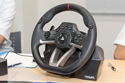 画像ギャラリー No.020のサムネイル画像 / HORIのステアリングコントローラ「Racing Wheel Apex」はリアルさではなく，プレイしやすさを追求。開発者に特徴を聞く