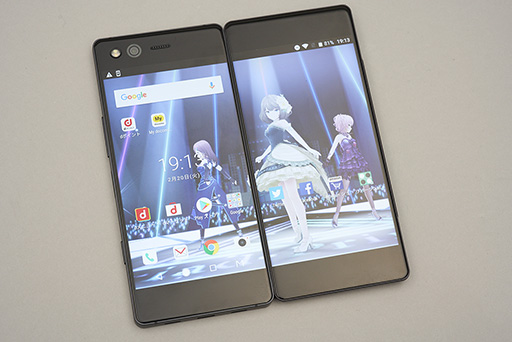 画像ギャラリー No.012のサムネイル画像 / ドコモから発売の2画面スマートフォン「M Z-01K」をテスト。クセの強い端末が輝くのは“ながらプレイ”のとき？