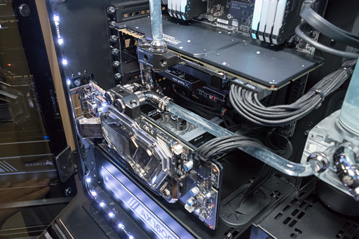 画像ギャラリー No.006のサムネイル画像 / ［COMPUTEX］本体だけで重量約30kg。ゲーム用と配信用2枚のマザーボードが載る超大型のストリーマー向けPCケースをCorsairが訴求