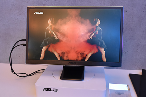 画像ギャラリー No.002のサムネイル画像 / ［COMPUTEX］JOLED製有機ELパネルを使ったASUSのディスプレイ「PQ22UC」をチェック。発色の美しさと黒の締まりは素晴らしい