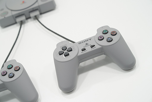 画像ギャラリー No.011のサムネイル画像 / ［TGS 2018］写真で見る「プレイステーション クラシック」。小さなボディだけでなく，オリジナルと同サイズのゲームパッドにも注目