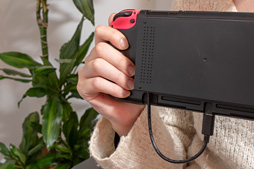 画像ギャラリー No.005のサムネイル画像 / 「モバイルバッテリーを搭載可能なSwitch用グリップ」が上越電子工業から発売。実際に使ってみた