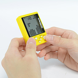 画像ギャラリー No.009のサムネイル画像 / キーホルダー型携帯ゲーム機「テトリス ミニ」が10月8日発売へ。6色展開，税抜1500円で登場
