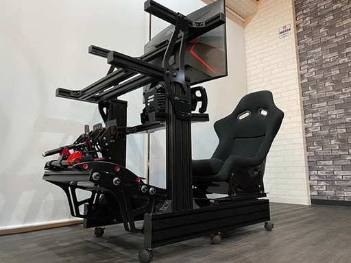 画像ギャラリー No.001のサムネイル画像 / PCやディスプレイ，ステアリングにシートまでセットになったレーシングシミュレータが登場。価格は約110万円から