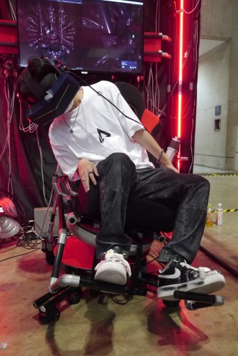 画像ギャラリー No.005のサムネイル画像 / ［TGS2022］Movereブースで見つけた，現実世界とVR空間で対戦するVRゲームをレポート。動くシートと風が，ヒヤリとする落下感を生み出す