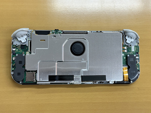 画像ギャラリー No.012のサムネイル画像 / Switch Liteのボディを透明にしたかったので，分解して交換してみた（「買い物Surfer」第14回）