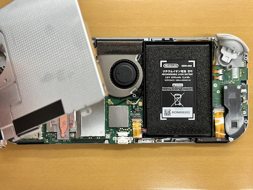 画像ギャラリー No.015のサムネイル画像 / Switch Liteのボディを透明にしたかったので，分解して交換してみた（「買い物Surfer」第14回）