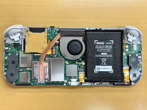 画像ギャラリー No.016のサムネイル画像 / Switch Liteのボディを透明にしたかったので，分解して交換してみた（「買い物Surfer」第14回）