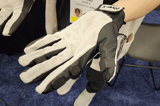 画像ギャラリー No.005のサムネイル画像 / VRコントローラを置き換えられる手袋型デバイス「Contact Glove」を体験。指先に本物の圧力を感じる触覚フィードバックも