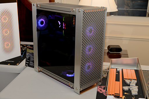 画像ギャラリー No.010のサムネイル画像 / 自作PCはPCケースも自分流で組み立てる時代に？ InWinが5つのユニットで合体・変形できるPCケース「ModFree」を発表