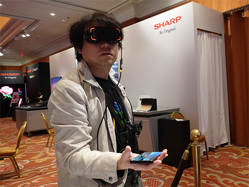 画像ギャラリー No.003のサムネイル画像 / シャープが公開した軽量型VR HMDを試す。独自開発のパンケーキレンズは，競合よりも約1.6倍明るい自信作だ