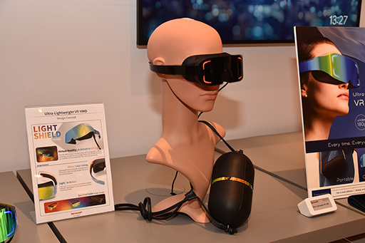 画像ギャラリー No.005のサムネイル画像 / シャープが公開した軽量型VR HMDを試す。独自開発のパンケーキレンズは，競合よりも約1.6倍明るい自信作だ