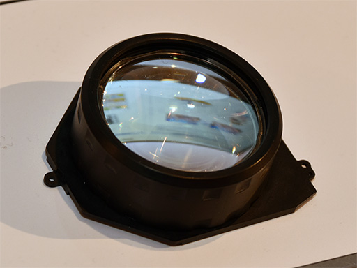 画像ギャラリー No.006のサムネイル画像 / シャープが公開した軽量型VR HMDを試す。独自開発のパンケーキレンズは，競合よりも約1.6倍明るい自信作だ