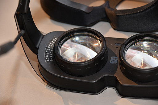 画像ギャラリー No.008のサムネイル画像 / シャープが公開した軽量型VR HMDを試す。独自開発のパンケーキレンズは，競合よりも約1.6倍明るい自信作だ