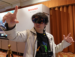 画像ギャラリー No.010のサムネイル画像 / シャープが公開した軽量型VR HMDを試す。独自開発のパンケーキレンズは，競合よりも約1.6倍明るい自信作だ