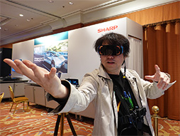 画像ギャラリー No.011のサムネイル画像 / シャープが公開した軽量型VR HMDを試す。独自開発のパンケーキレンズは，競合よりも約1.6倍明るい自信作だ