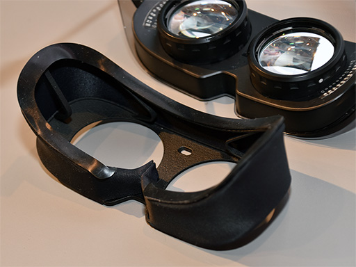 画像ギャラリー No.012のサムネイル画像 / シャープが公開した軽量型VR HMDを試す。独自開発のパンケーキレンズは，競合よりも約1.6倍明るい自信作だ