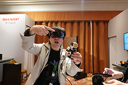 画像ギャラリー No.014のサムネイル画像 / シャープが公開した軽量型VR HMDを試す。独自開発のパンケーキレンズは，競合よりも約1.6倍明るい自信作だ
