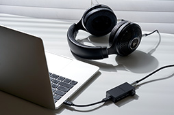 画像ギャラリー No.017のサムネイル画像 / PCやゲーム機，スマートフォンを1台で高音質にできるUSB DAC「AK HB1」。ゲームサウンドの高音質化にも役立つ逸品だ【PR】