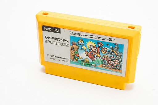 画像ギャラリー No.002のサムネイル画像 / ファミコンのカートリッジに見る，草創期ならではの活気と混沌。ゲームソフトのメディアの形が，パブリッシャごとに違う時代があった