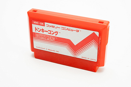 画像ギャラリー No.008のサムネイル画像 / ファミコンのカートリッジに見る，草創期ならではの活気と混沌。ゲームソフトのメディアの形が，パブリッシャごとに違う時代があった
