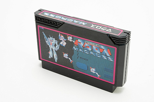 画像ギャラリー No.015のサムネイル画像 / ファミコンのカートリッジに見る，草創期ならではの活気と混沌。ゲームソフトのメディアの形が，パブリッシャごとに違う時代があった