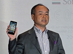 画像ギャラリー No.002のサムネイル画像 / ソフトバンクの夏スマホ，AQUOS PHONE Xx 206SHとARROWS A 202Fをじっくり触ってきた。ハイエンドモデル2機種の実力はいかに？