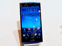 画像ギャラリー No.004のサムネイル画像 / ソフトバンクの夏スマホ，AQUOS PHONE Xx 206SHとARROWS A 202Fをじっくり触ってきた。ハイエンドモデル2機種の実力はいかに？