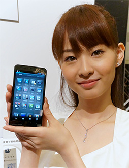 画像ギャラリー No.005のサムネイル画像 / ソフトバンクの夏スマホ，AQUOS PHONE Xx 206SHとARROWS A 202Fをじっくり触ってきた。ハイエンドモデル2機種の実力はいかに？