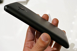 画像ギャラリー No.010のサムネイル画像 / ソフトバンクの夏スマホ，AQUOS PHONE Xx 206SHとARROWS A 202Fをじっくり触ってきた。ハイエンドモデル2機種の実力はいかに？
