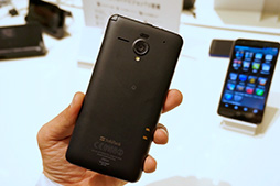 画像ギャラリー No.011のサムネイル画像 / ソフトバンクの夏スマホ，AQUOS PHONE Xx 206SHとARROWS A 202Fをじっくり触ってきた。ハイエンドモデル2機種の実力はいかに？