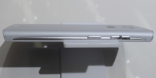 画像ギャラリー No.022のサムネイル画像 / ソフトバンクの夏スマホ，AQUOS PHONE Xx 206SHとARROWS A 202Fをじっくり触ってきた。ハイエンドモデル2機種の実力はいかに？