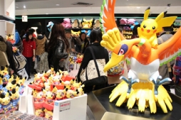 画像ギャラリー No.001のサムネイル画像 / 「ポケモンセンター キョウト」が16日にオープン。全国各店で記念の「ホウオウ（オメガルビー・アルファサファイア）」をプレゼント