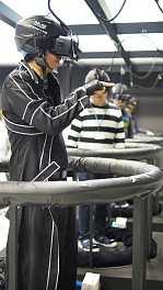 画像ギャラリー No.006のサムネイル画像 / はじまりの街を自ら歩き，空間上のインタフェースに触れる。「ソードアート・オンライン・ザ・ビギニング Sponsored by IBM」は未来を見せるか