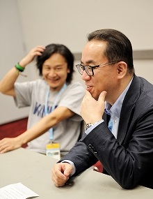 画像ギャラリー No.012のサムネイル画像 / 「来年はモータルコンバットで出場したいですね」と語るスクエニ社長が，EVO会場で明かした次なるプロジェクトは，新しいカタチの「観て楽しい」巨大ビジョン付きのカフェ